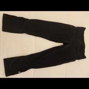 Black lululemon crop pant